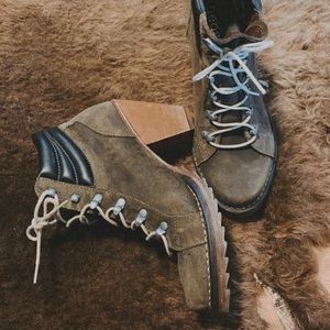 Neosens Olive green Military suede ankle booties